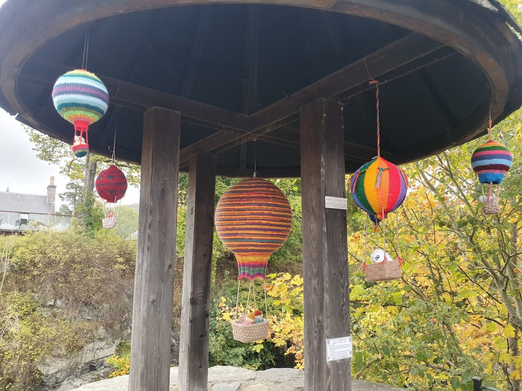 Knitted balloons beside the Clunie.