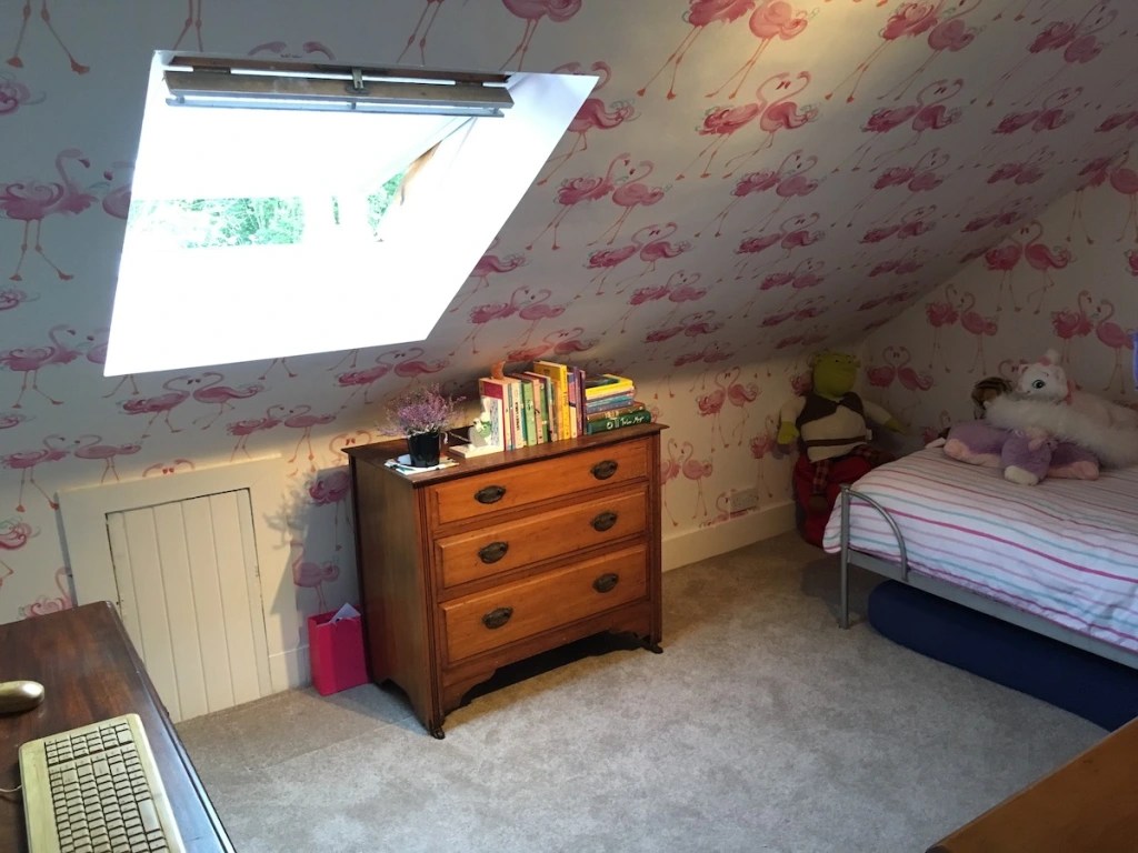 Flamingo-themed bedroom