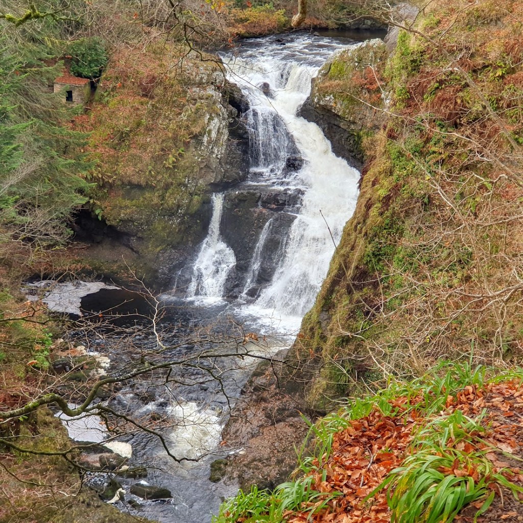 Waterfall from the front with rock faces on either side.