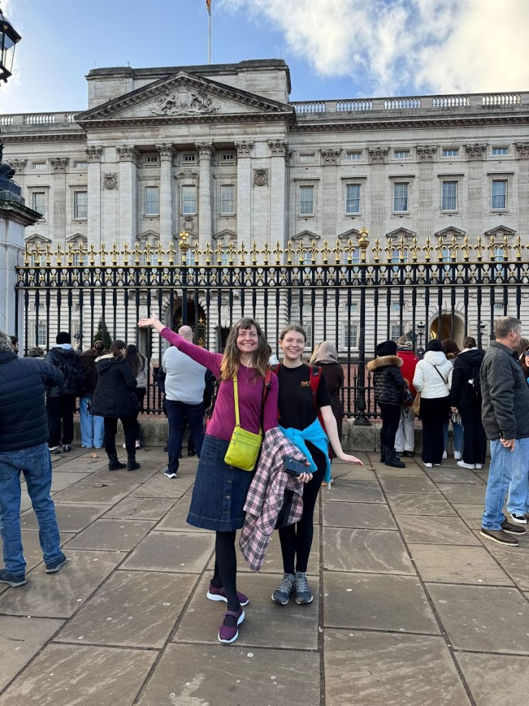 Elizabeth and Rachel in front of Buckingham Palace