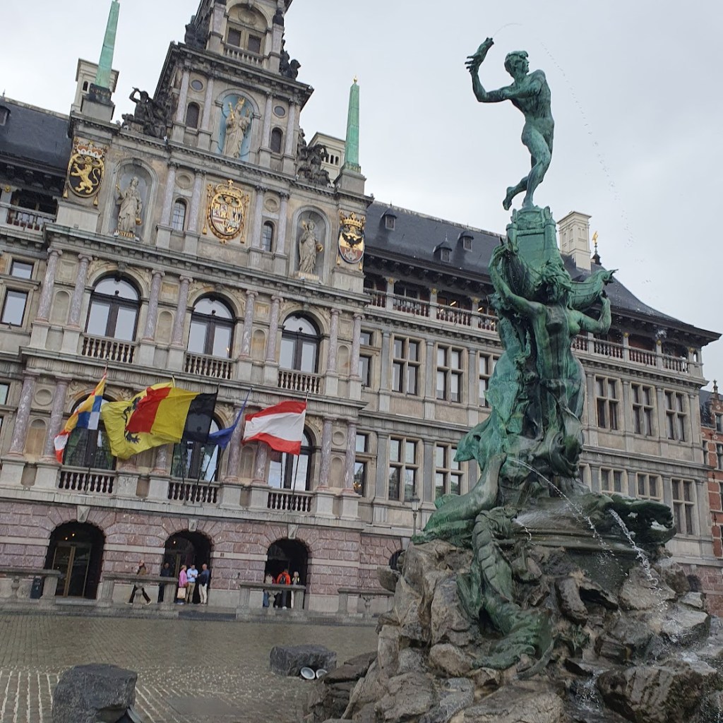 A closer view of the fountain