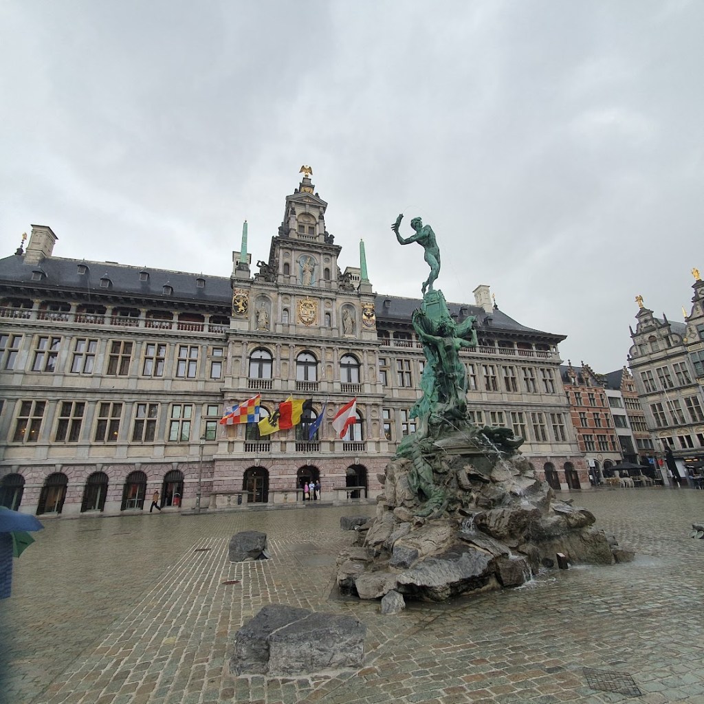 The city hall in Grote Markt with the fountain in front.