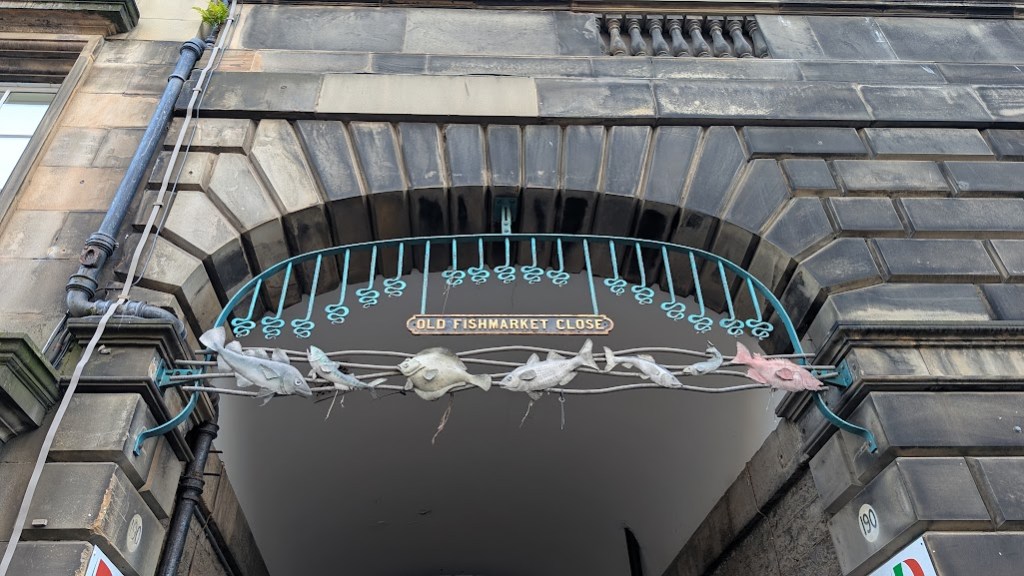 The sign above Old Fishmarket Close