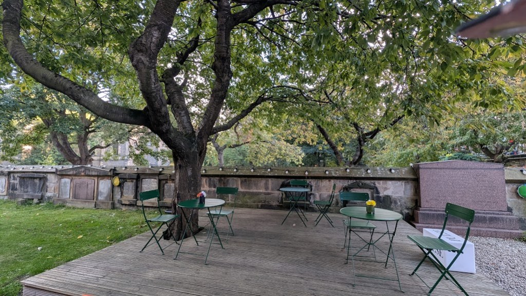 Outdoor seating at Pulse